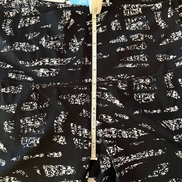 Lululemon Black and White Women's leggings, size 10 Like new - Picture 4 of 12